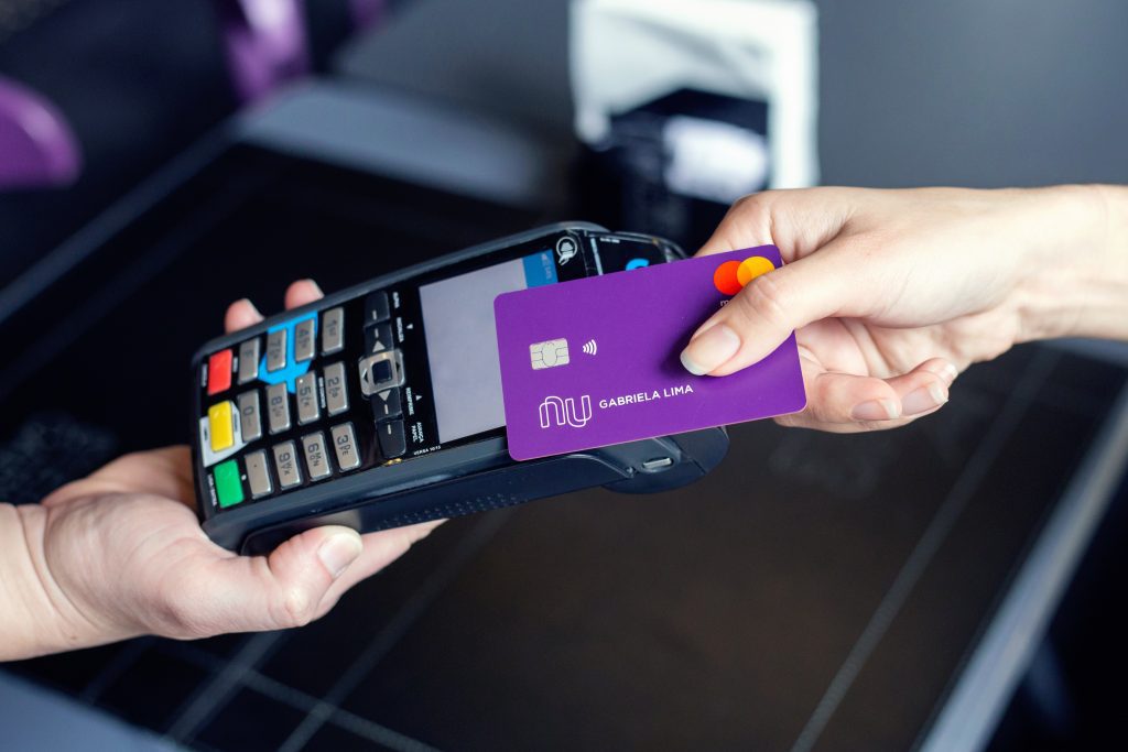 Nubank adota NFC em seu cartão de plástico - Mobile Time