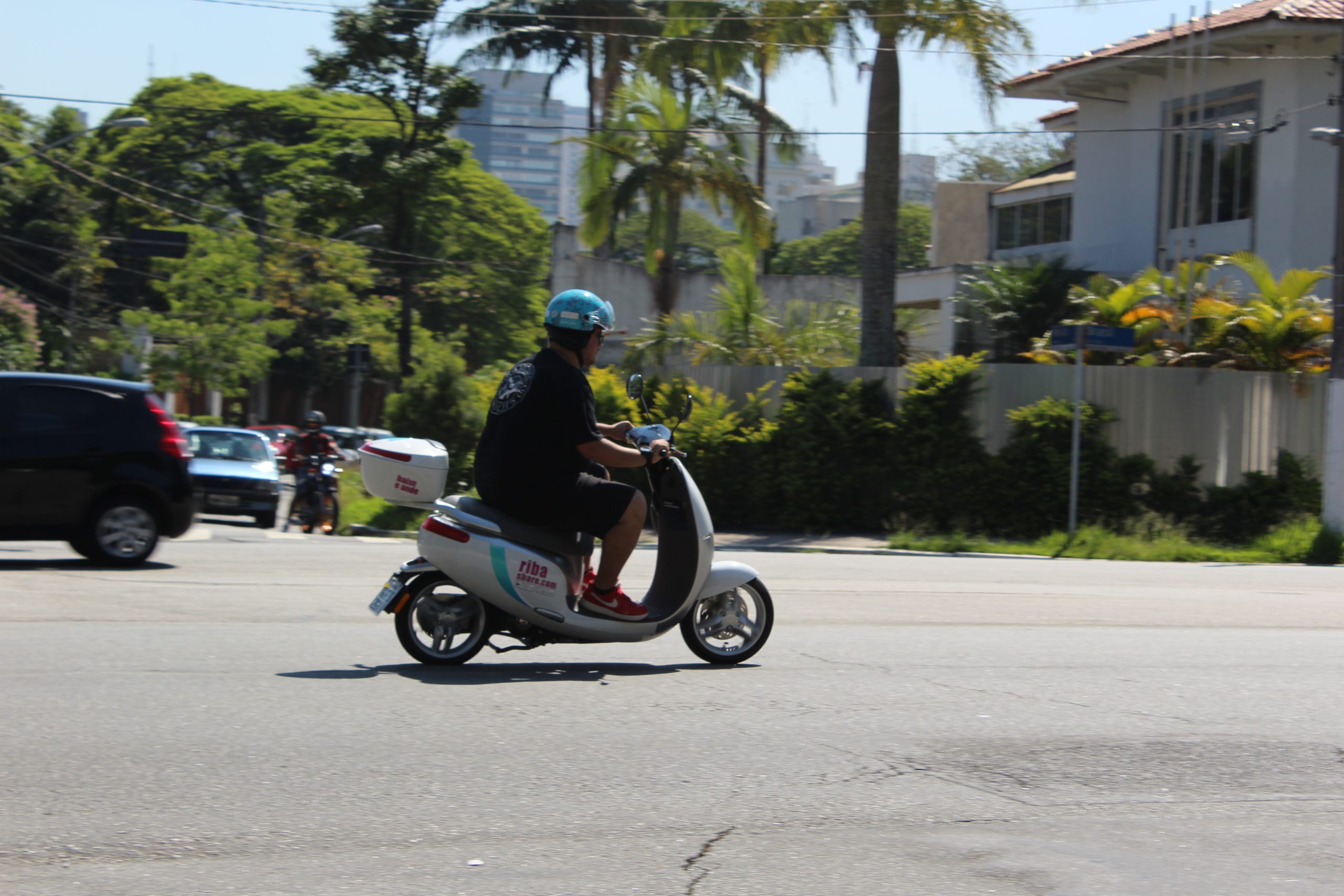 Scooter em movimento com usuário