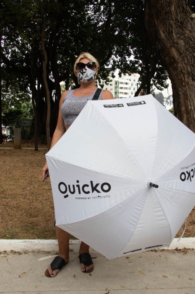 Guarda chuvas se transformam em mascaras para ONGs no Centro de SP 4