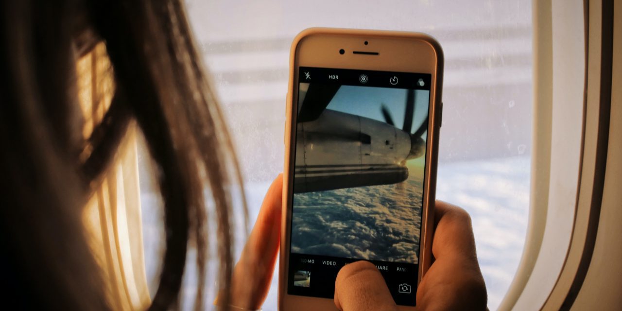 Por que é preciso botar o celular em ‘modo avião’ durante um voo?