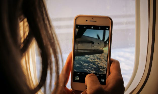 Por que é preciso botar o celular em ‘modo avião’ durante um voo?