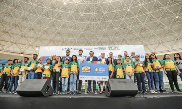 Estudantes de Campina Grande recebem chips do programa Internet Brasil
