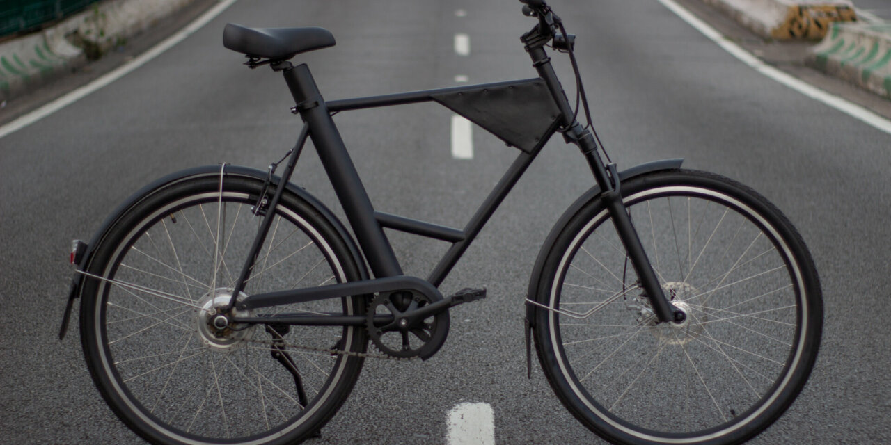 Vela lança novo modelo de bike elétrica voltada para meio urbano em condições adversas