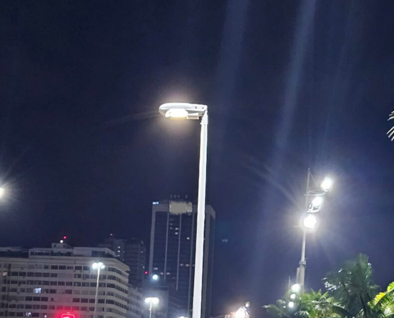 Juganu e Qualcomm instalam luminárias inteligentes na Praia de Copacabana