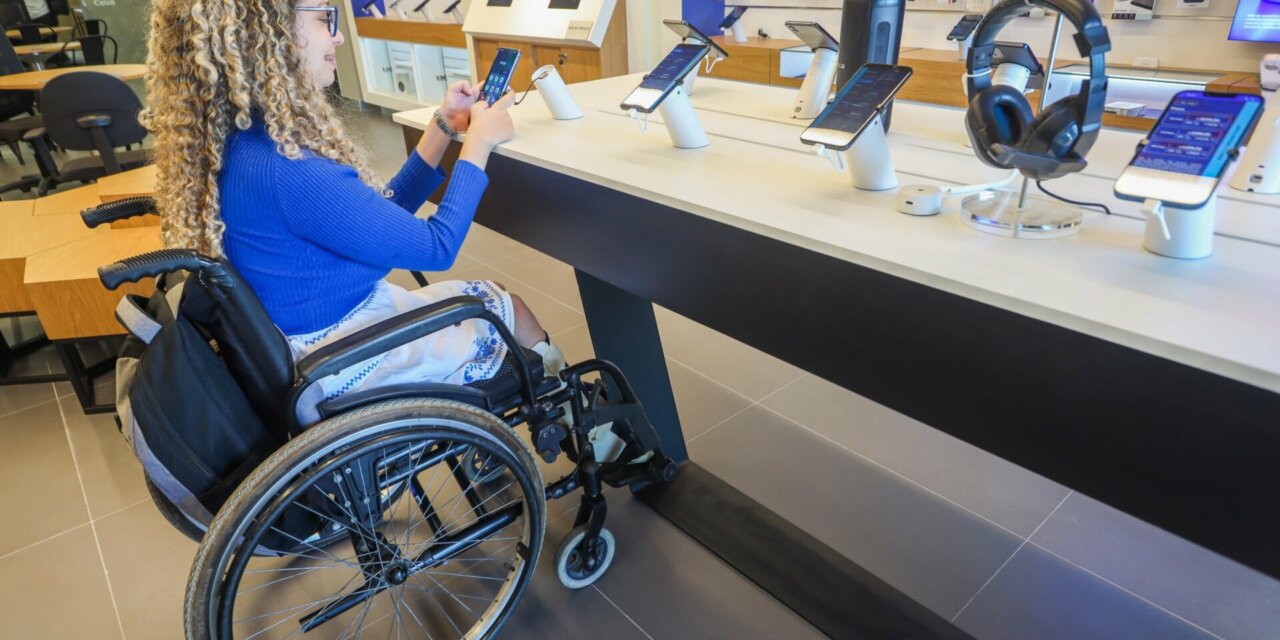 TIM possui cinco lojas com tecnologia para fácil acesso de pessoas com deficiência