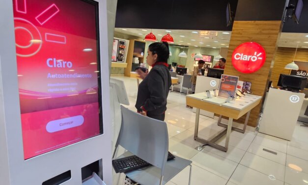 Claro desenvolve totens de autoatendimento para suas lojas