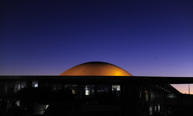 Pena maior para fraudes e roubo de celulares ou cabos entra em pauta