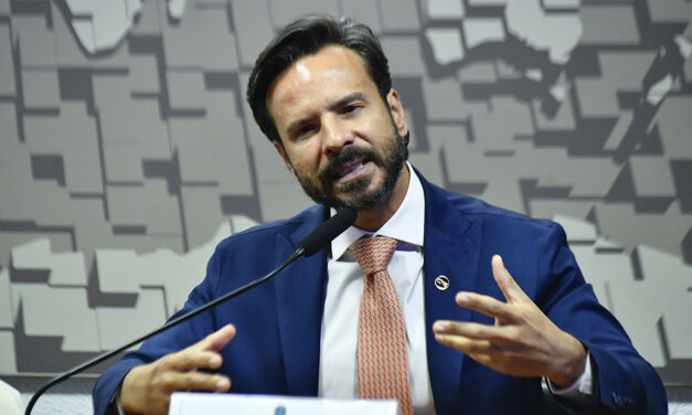 Celulares nas escolas: CNE reprova o bloqueio de sinal