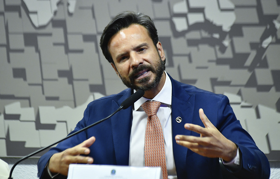 Celulares nas escolas: CNE reprova o bloqueio de sinal