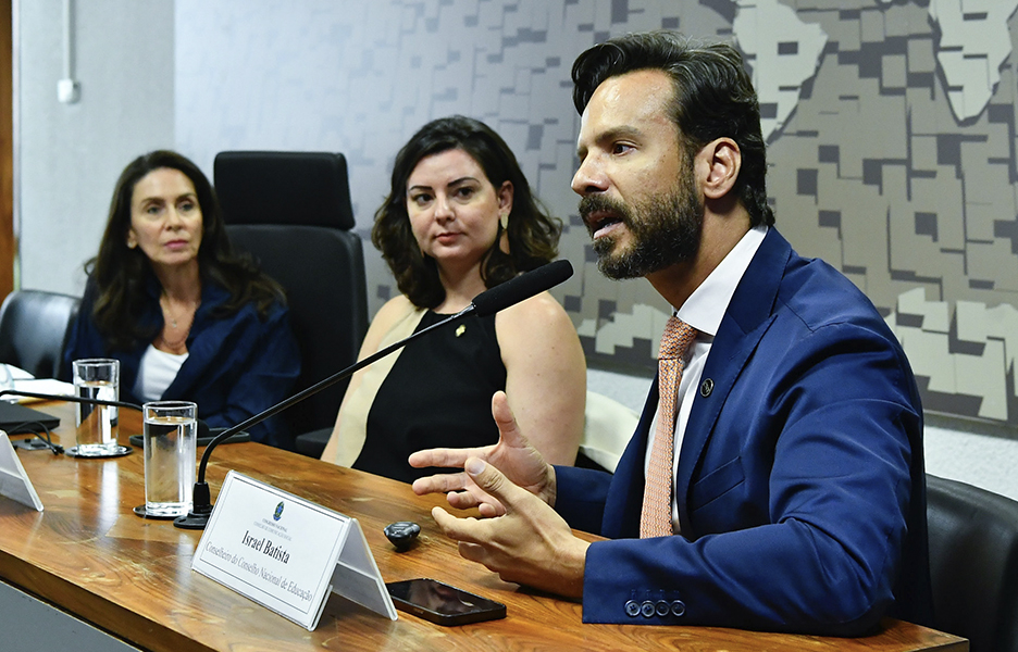 Norma complementar à restrição de celulares prevê educação midiática