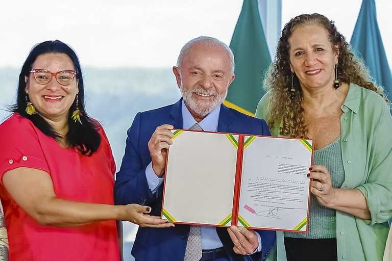Lula sanciona aumento da pena nos crimes de violência contra mulheres com uso de IA