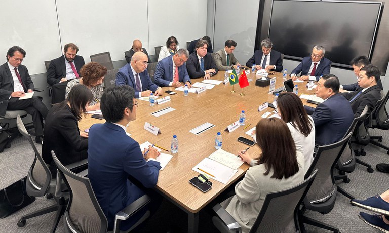 TCU arquiva auditoria sobre acordo da Telebras com a SpaceSail 7 Representantes da Casa Civil e MCom com executivos da SpaceSail discutindo serviços de telecomunicação.