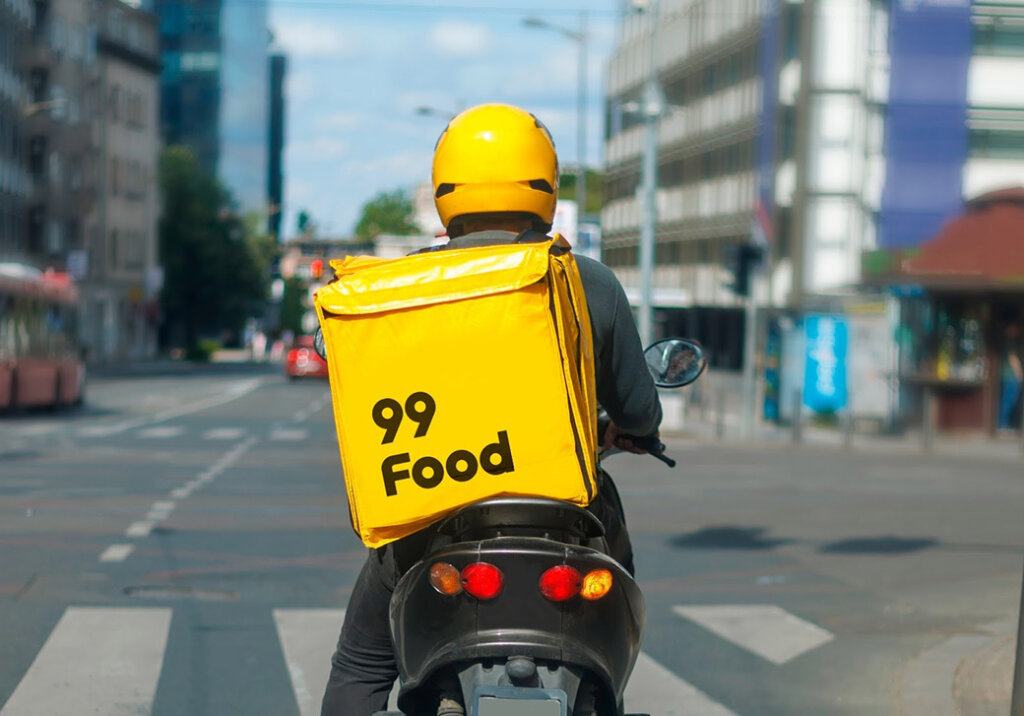 99Food volta a funcionar com cupons de até R$ 99 no app O 99Food retomou as operações em São Paulo nesta terça-feira (12), com um aporte de R$ 500 milhões para consolidar presença no mercado paulista. Nesta nova fase, o app de delivery já reúne 20 mil restaurantes e 50 mil entregadores cadastrados, com o objetivo de ampliar a concorrência no setor. 99Food