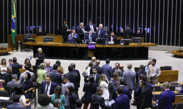 Câmara dos Deputados aprova requerimento de urgência para PL que trata de adultização