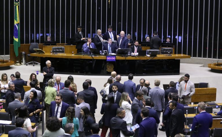 Câmara dos Deputados aprova requerimento de urgência para PL que trata de adultização