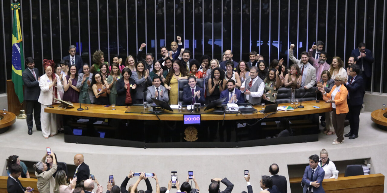 Câmara dos Deputados aprova projeto de proteção de crianças em ambiente digital