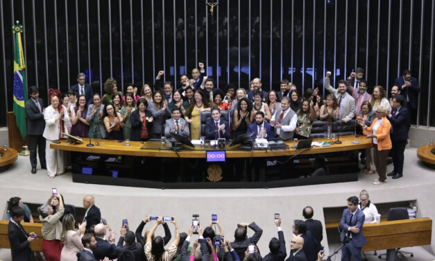 Câmara dos Deputados aprova projeto de proteção de crianças em ambiente digital