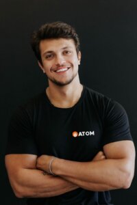 Atom chega ao Brasil com agentes de IA multimodais 1 atom