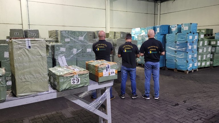 Anatel e Receita Federal apreendem mais de 470 mil produtos irregulares