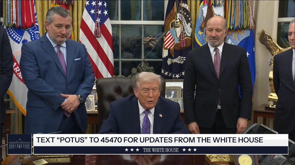 Donald Trump assina ordem executiva que regula a IA