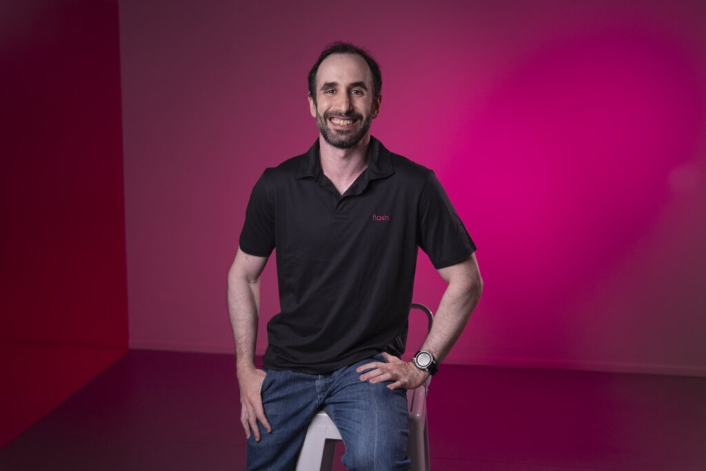 Flash lança copiloto com IA para auxiliar colaborador em dúvidas no app e WhatsApp 2 Flash, Copiloto, benefício, RH, HRTech, IA