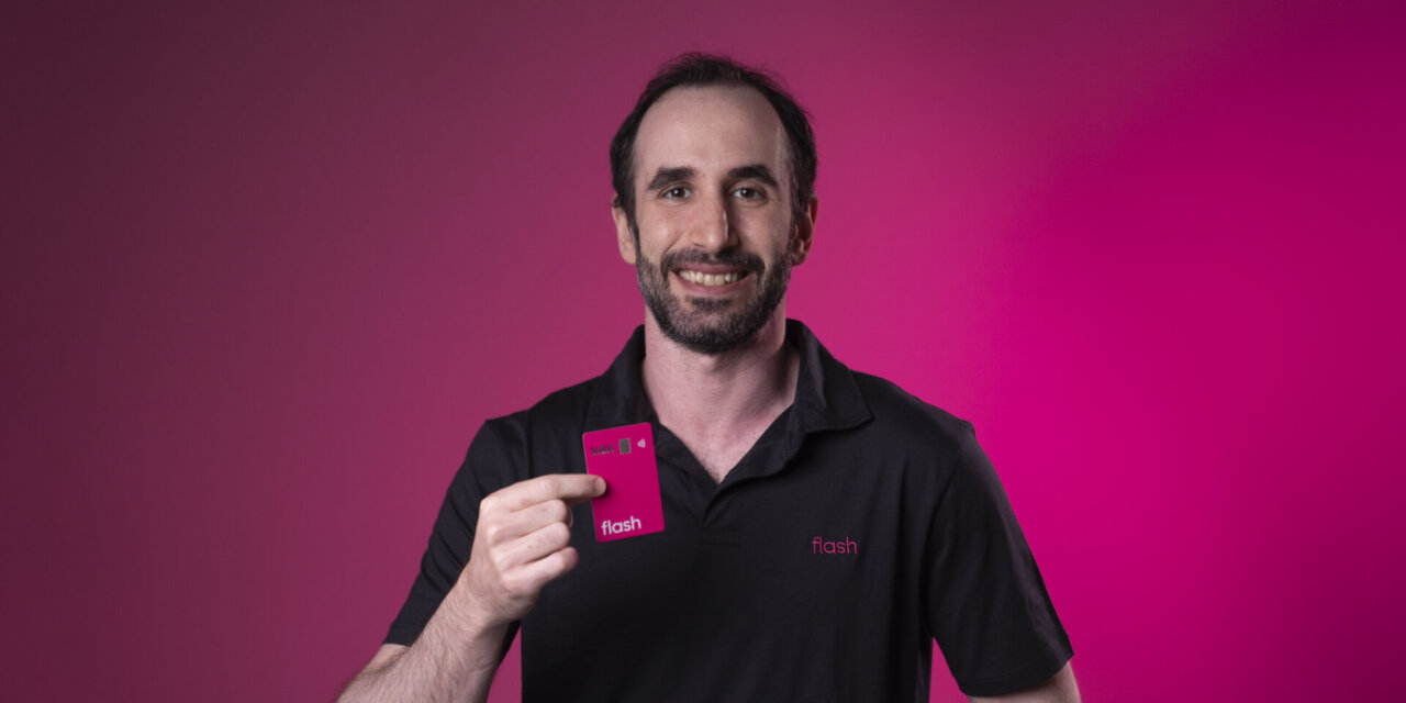 Flash lança copiloto com IA para auxiliar colaborador em dúvidas no app e WhatsApp