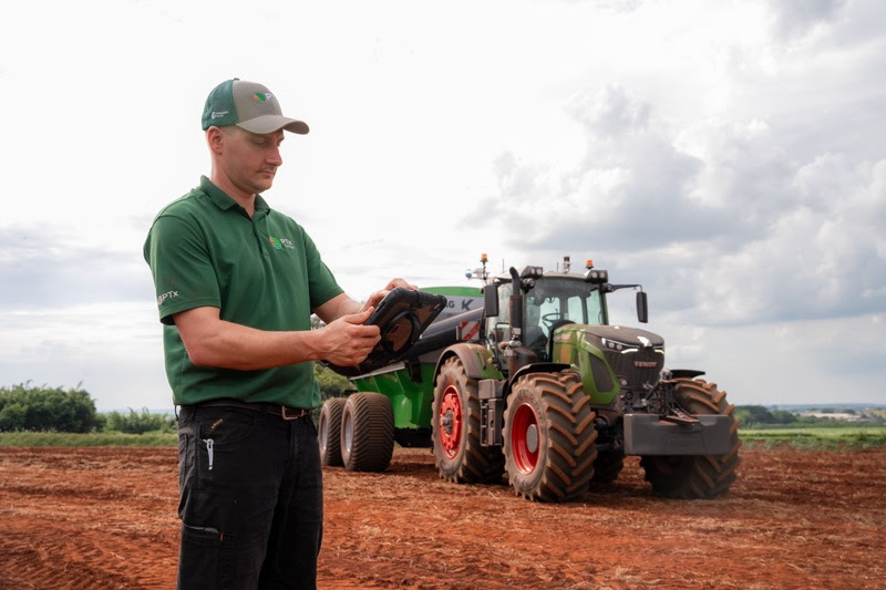 PTx traz sistema para tratores com IA e direção autônoma ao Brasil, o OutRun
