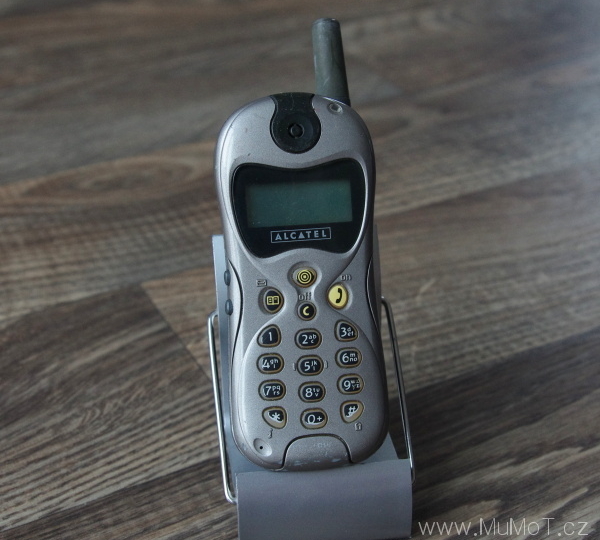 O celular que usava pilha e que não era brinquedo