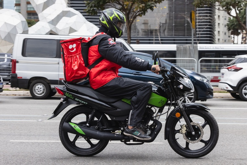 iFood anuncia iniciativa para pagar parcialmente habilitação de moto para entregadores