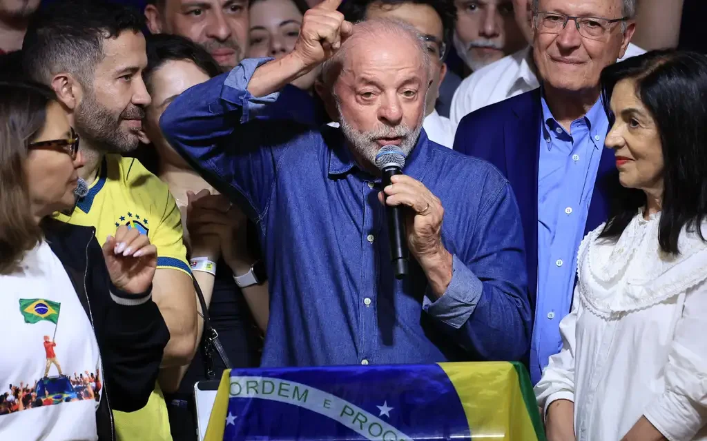 Lula clama por regulação das big techs em seu discurso de vitória
