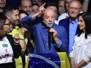 Lula clama por regulação das big techs em seu discurso de vitória